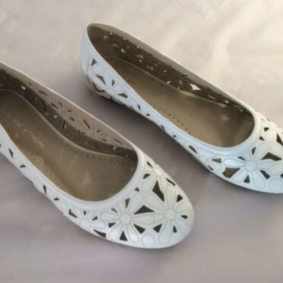 SOLD!Adrienne Vittadini Womens White Leather Floral Slip On Shoes Flats 7.5M - Picture 3 of 8